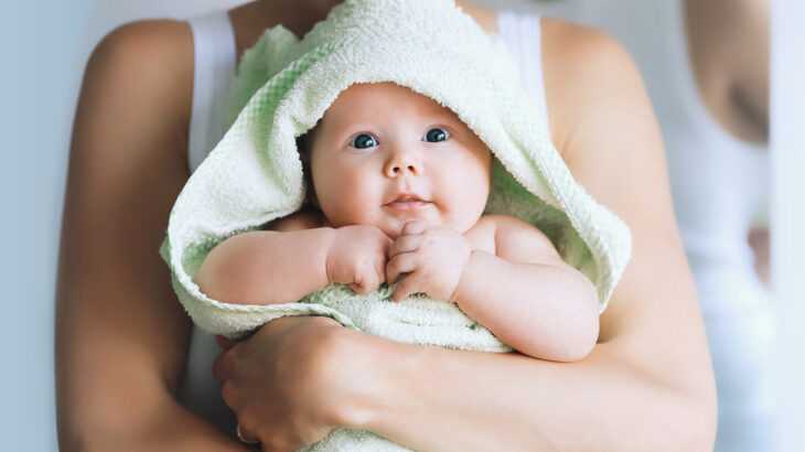 Como dar banho no bebê no frio 