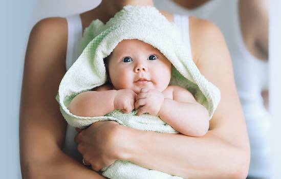 Como dar banho no bebê nos dias frios