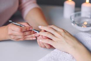 Artrite psoriásica pode ser percebida na manicure. Entenda o diagnóstico