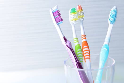 Escovas de dente podem trazer prejuízos à saúde bucal, segundo estudo