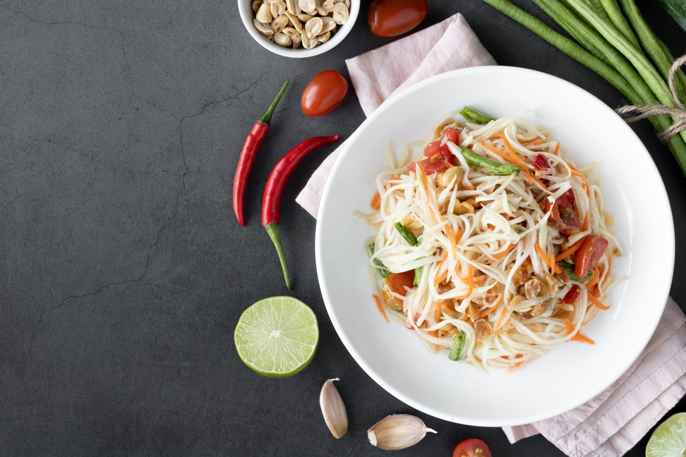 Aprenda como fazer a salada de mamão verde, sucesso da culinária tailandesa 