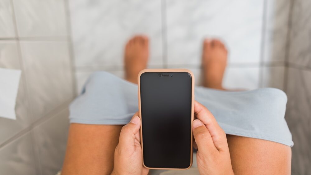 Usar o celular no banheiro