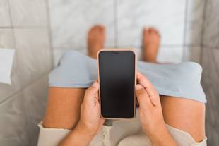 Usar o celular no banheiro faz mal à saúde?