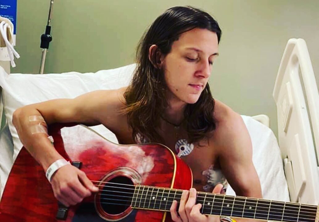 Jovem é internado com pulmões de idoso por vício em vaper