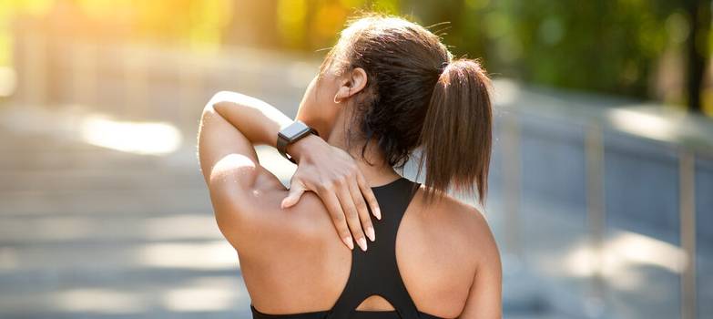 Dor no ombro, na nuca e no braço pode ser sinal de câncer raro. Entenda