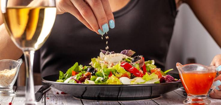 Erros ao fazer salada: veja ingredientes que “engordam” o prato