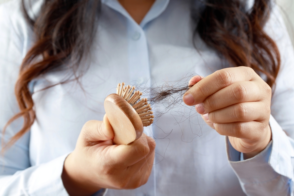 Escova desembaraçante pode causar um novo tipo de queda de cabelo