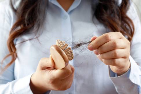 Escova desembaraçante pode causar um novo tipo de queda de cabelo