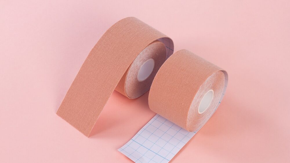 fitas adesivas nos seios