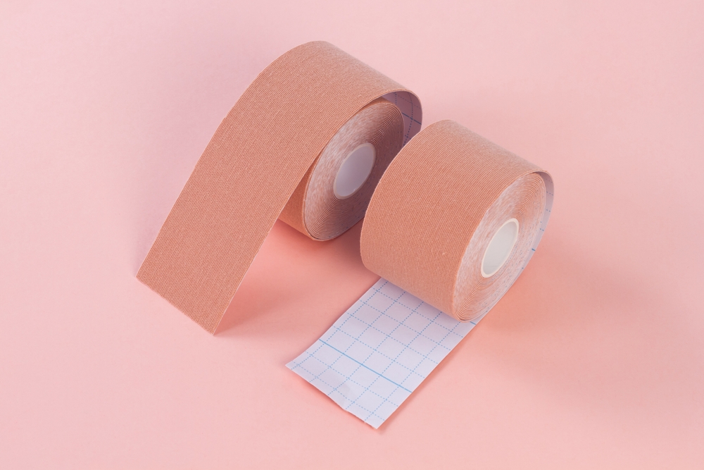 Como usar fitas adesivas nos seios sem agredir a pele: dermatologista dá dicas
