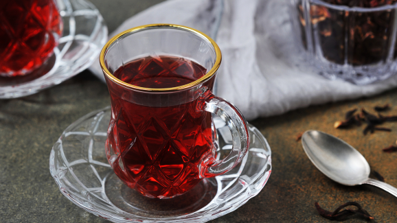 Chá de hibisco: para que serve, benefícios e como fazer