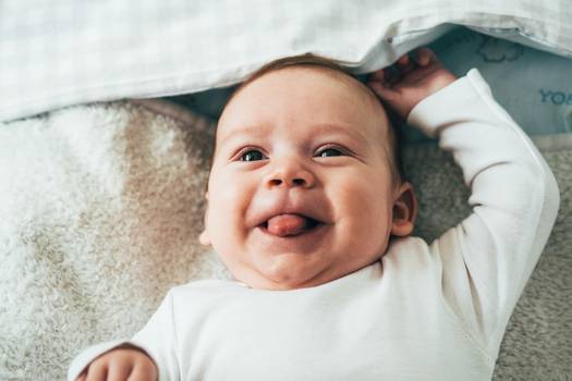Língua presa interfere na amamentação de bebês. Como identificar?