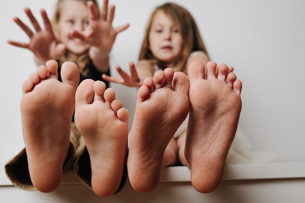 pés das crianças