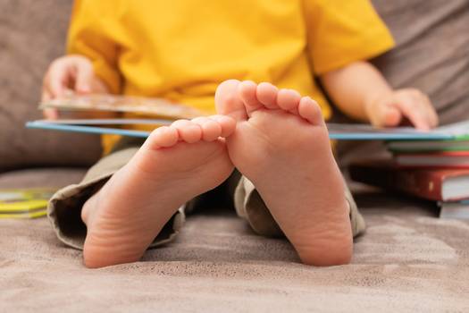 Como cuidar dos pés das crianças: confiras dicas essenciais