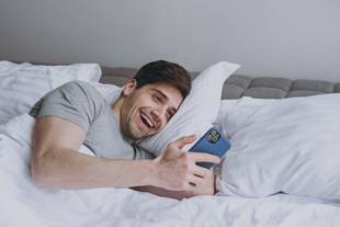 Uso de redes sociais à noite causa dificuldade para dormir, aponta estudo