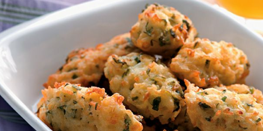 Bolinho de arroz servido em uma tigela branca