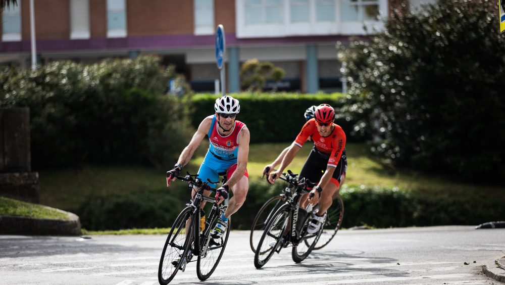 Dois ciclistas em competição ao ar livre