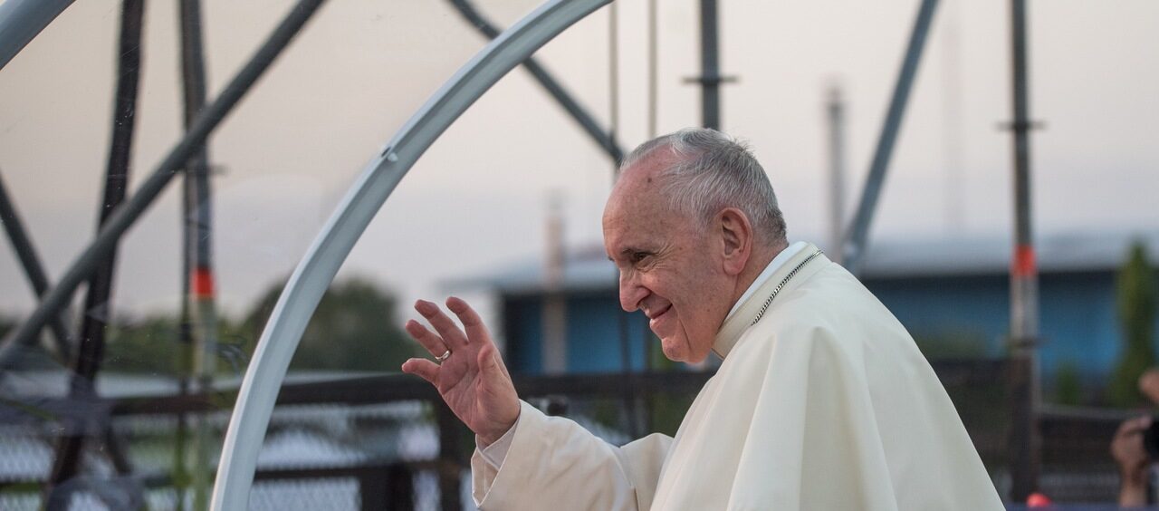 Imagem do Papa Francisco acenando para a multidão