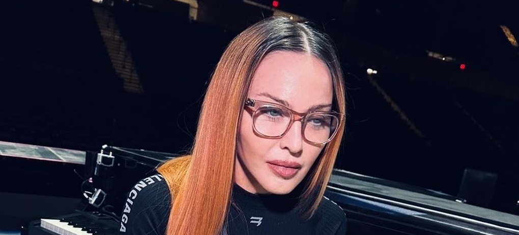 Madonna com óculos de grau e peruca ruiva