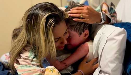 Mãe e filho se abraçam em quarto de hospital