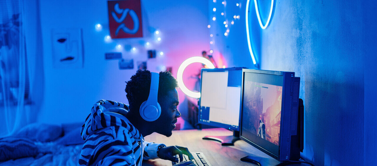 jovem adulto jogando videogame no computador em seu quarto