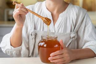 Bebê pode tomar mel? Academia de Pediatria afirma que não