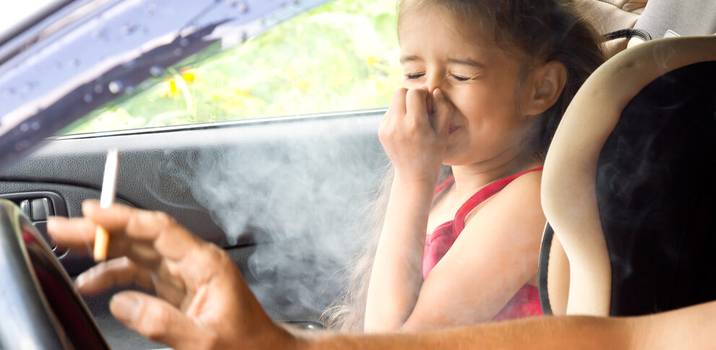 Fumo passivo: entenda os riscos que o cigarro pode causar às crianças