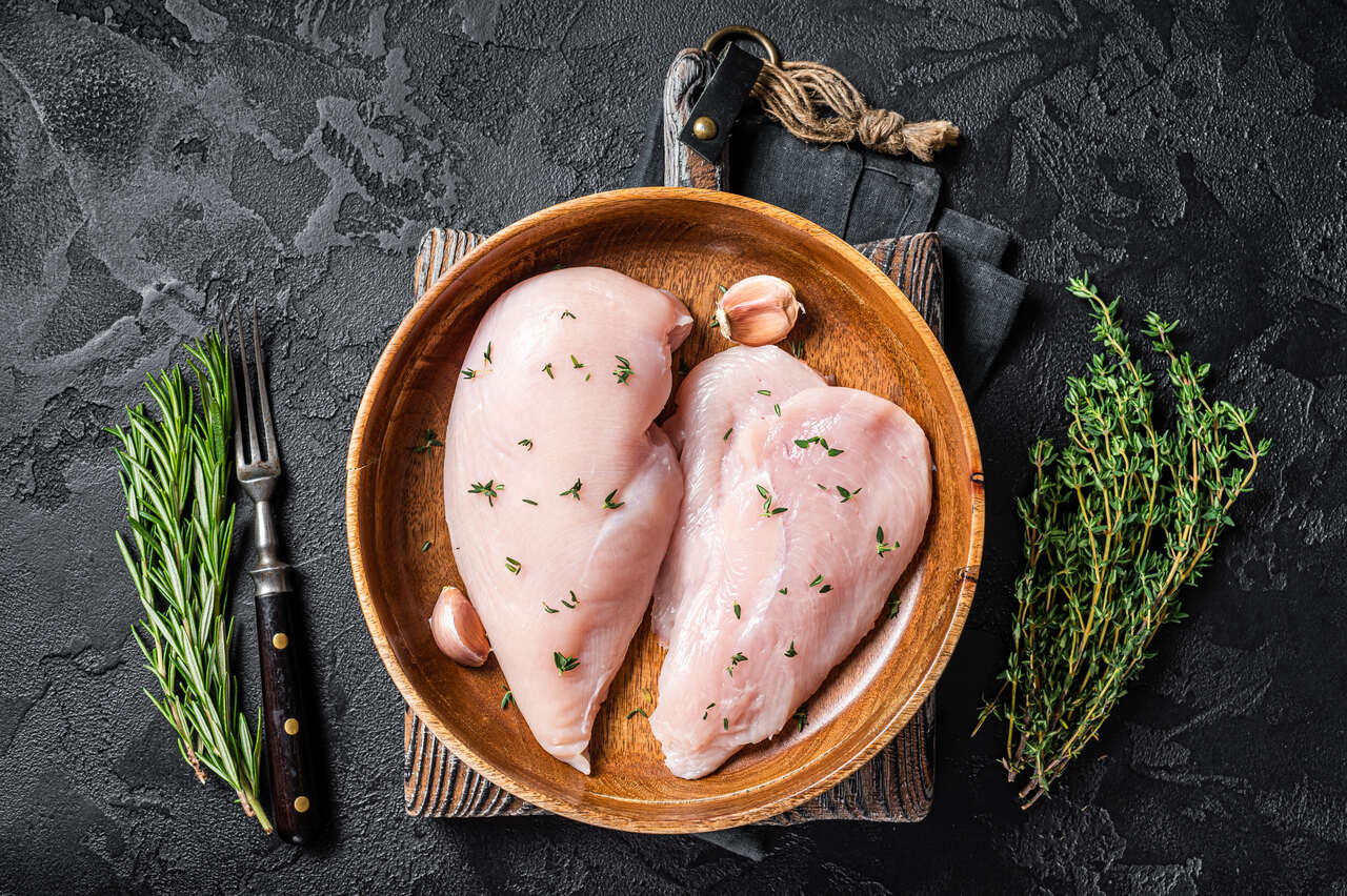 Como saber se o frango estragou? Saiba quanto tempo ele dura na geladeira