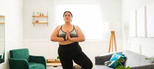 Yoga para pessoas com obesidade: benefícios, dicas e cuidados