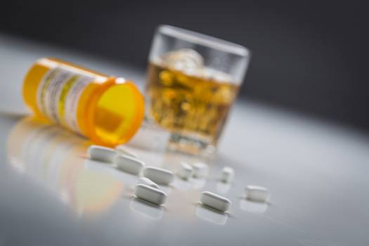 Beber álcool corta o efeito do remédio: verdade ou mito?