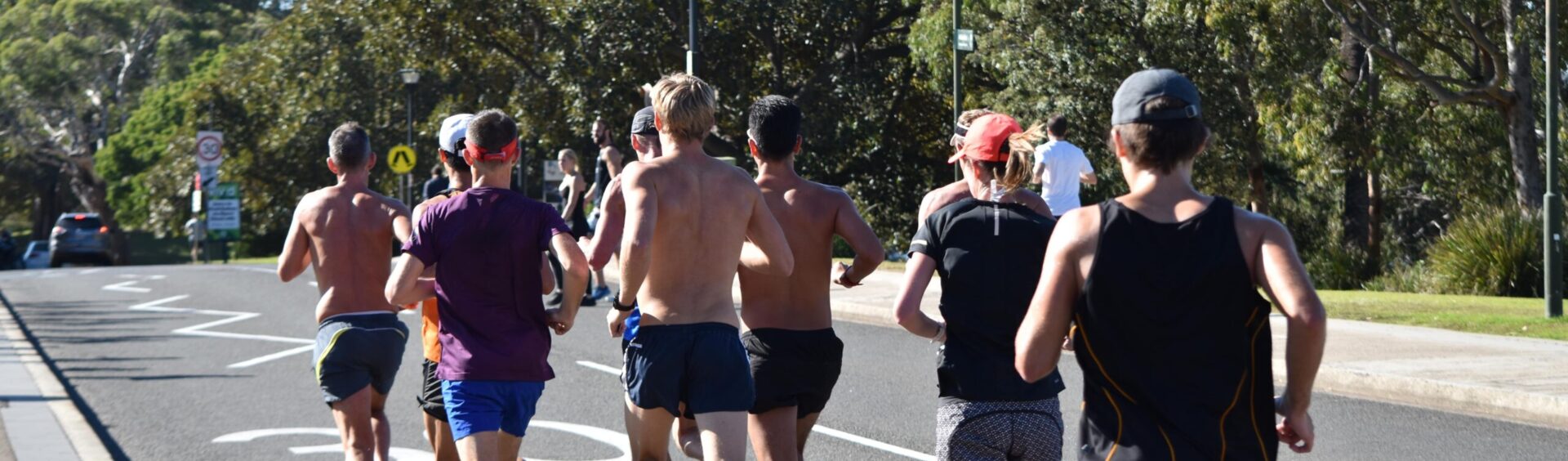 grupo de corredores praticando o esporte na rua