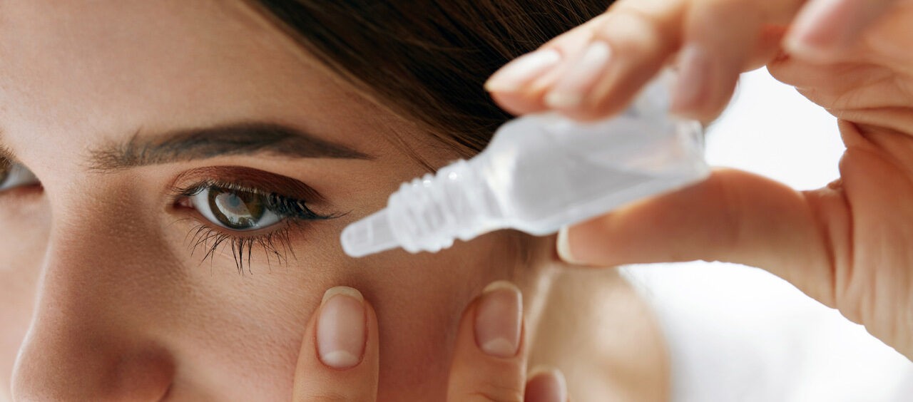 mulher aplicando colírio no olho
