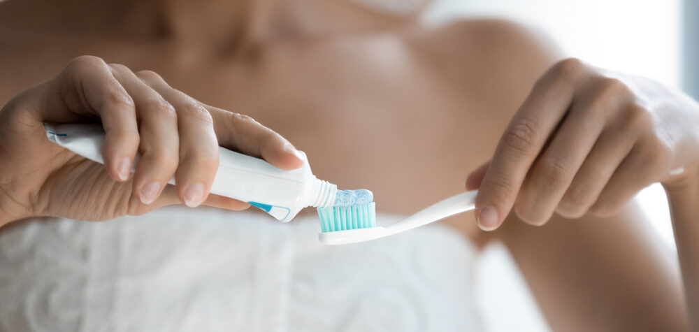 Escovar os dentes no banho pode não ser uma boa ideia. Entenda