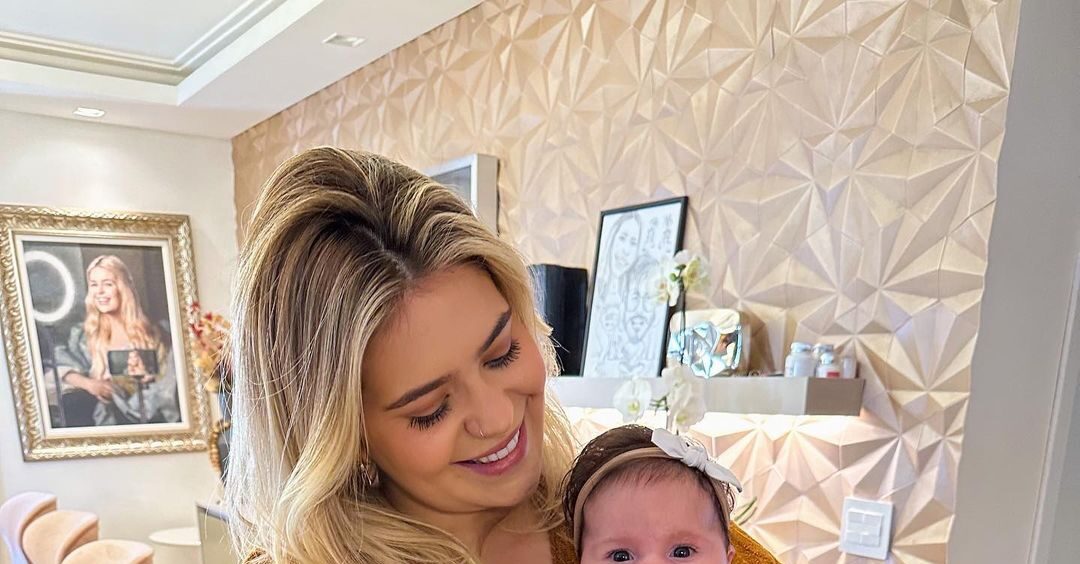 Influenciadora Viih Tube com a sua filha Lua no colo