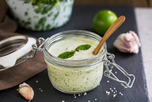 Molho para salada com iogurte natural: 6 receitas deliciosas