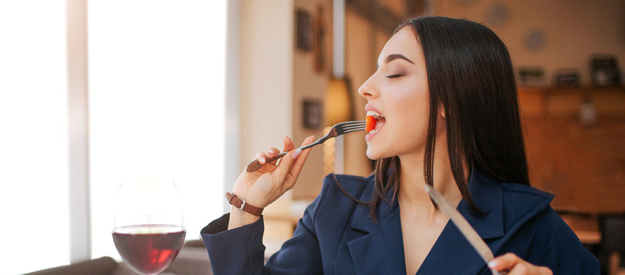 mulher comendo e degustando