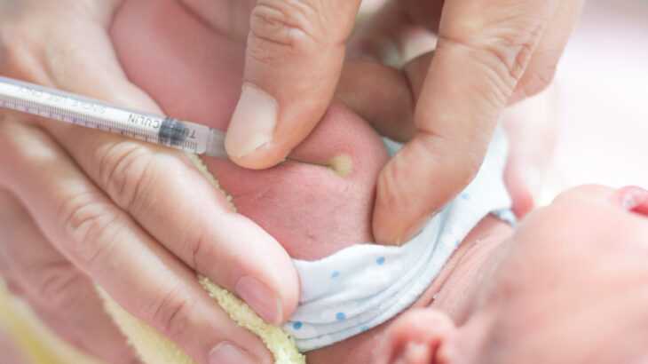 Bebê recém-nascido recebendo vacina no braço