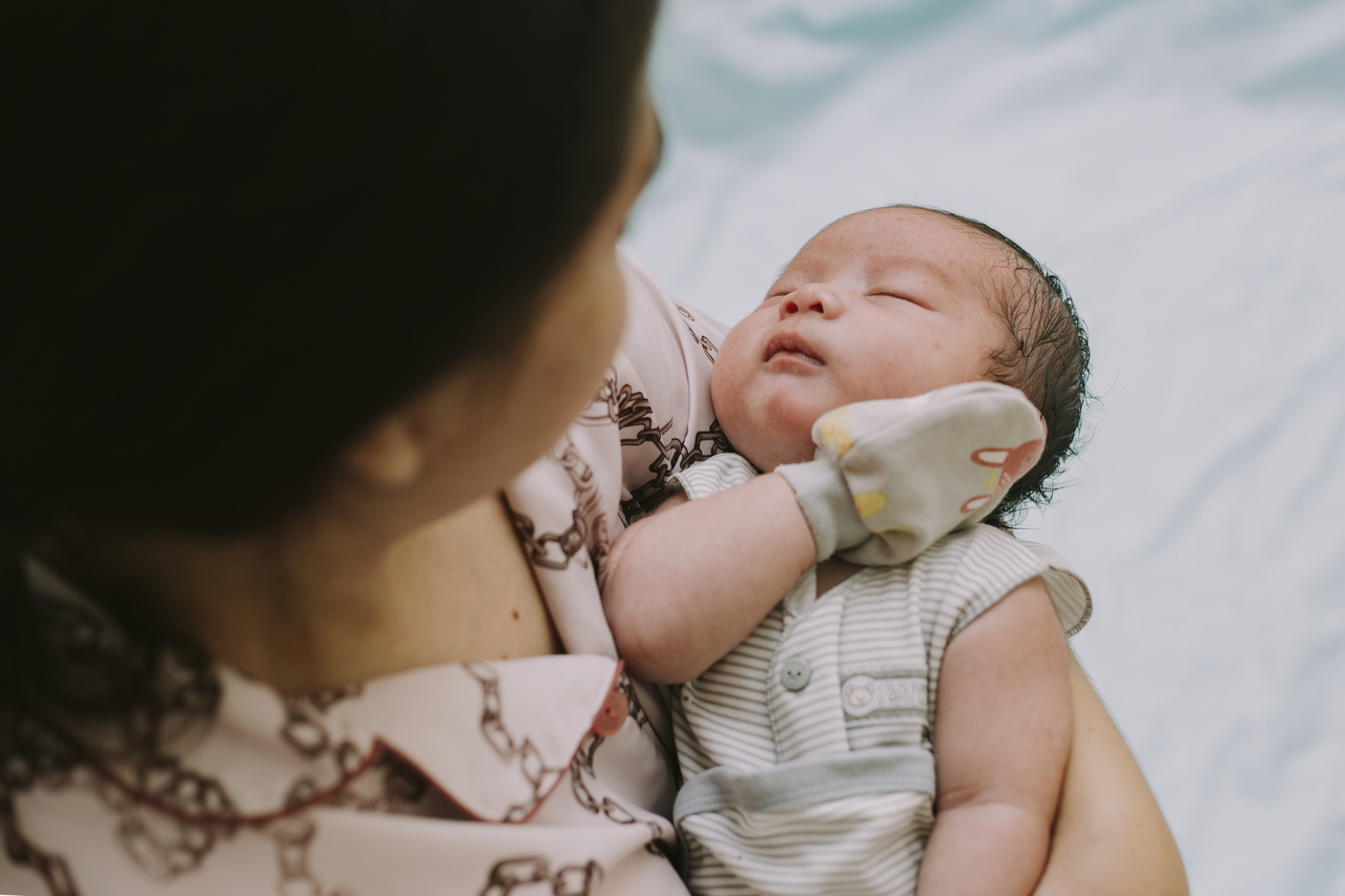 Bebê morre sufocado após mãe adormecer amamentando