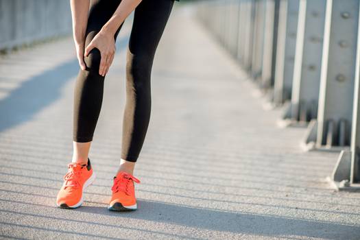 Dores no joelho: principais causas e melhores exercícios