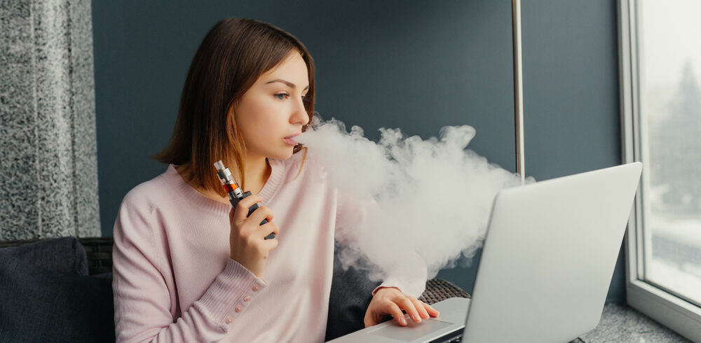 Fumar vape aumenta risco de outros vícios entre os jovens