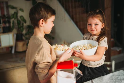 Pipoca, bala e amendoim: Confira a lista de alimentos que mais causam engasgo em crianças