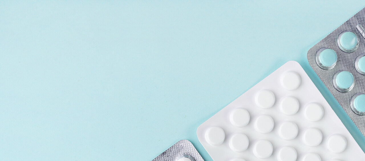 cartelas de comprimidos brancos enfileiradas