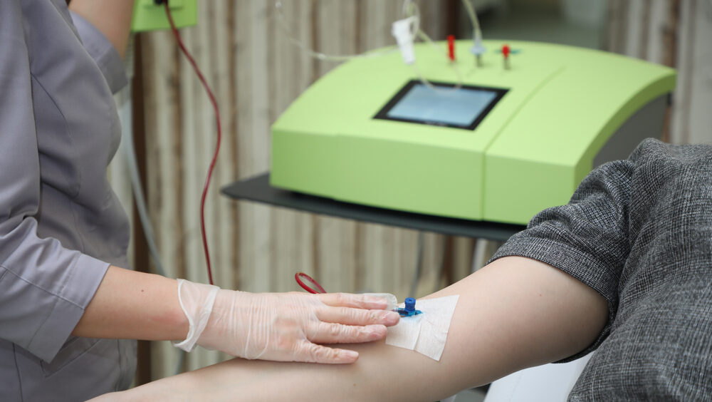 pessoa recebendo ozonioterapia via intravenosa