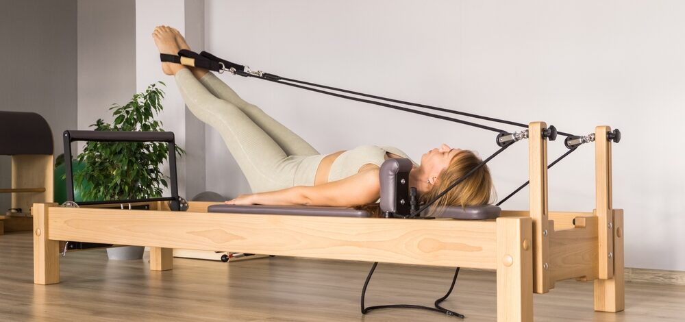 Pilates solo ou no aparelho: qual é o melhor? Especialista explica diferenças