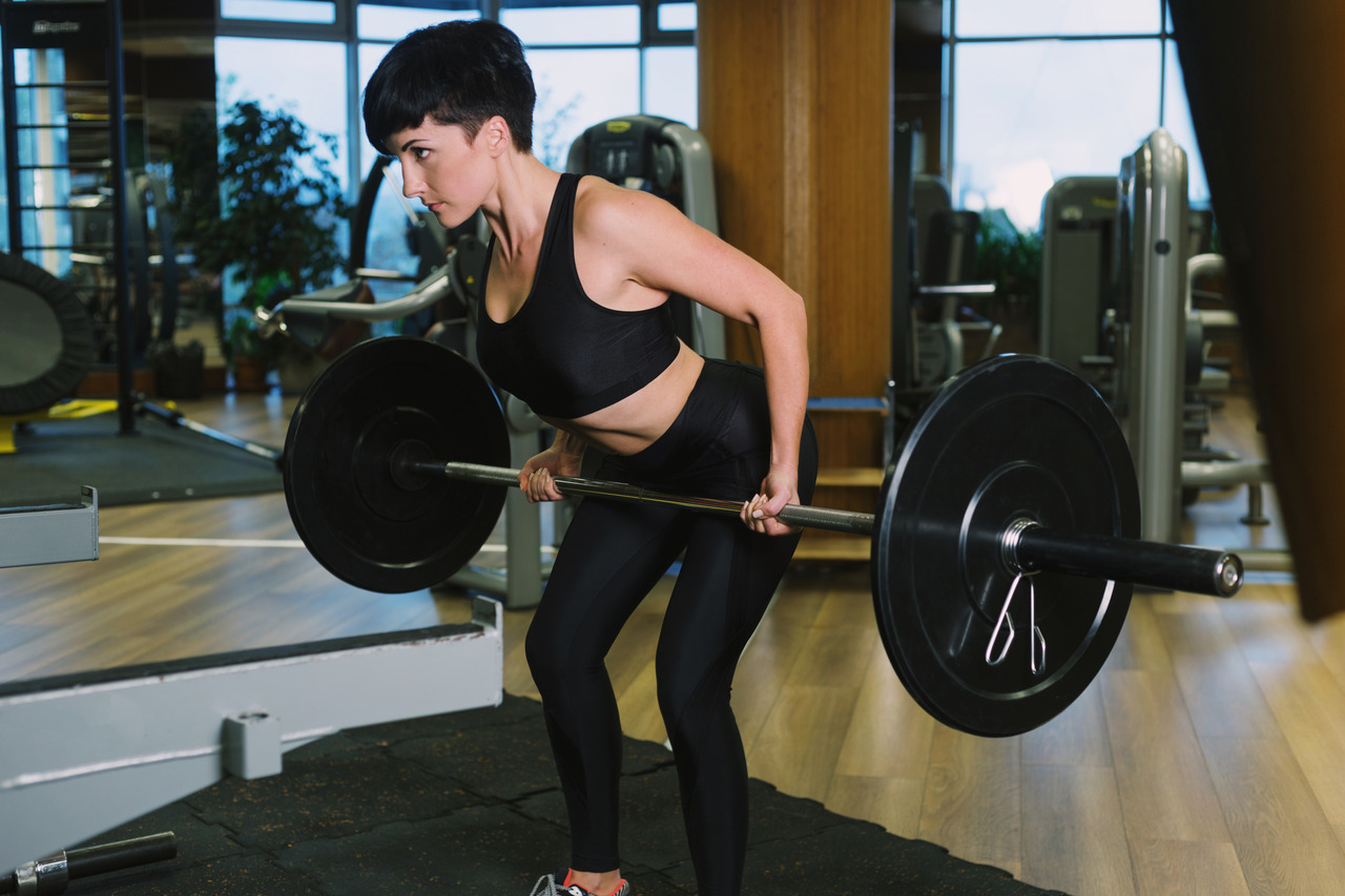 mulher fazendo exercício na academia