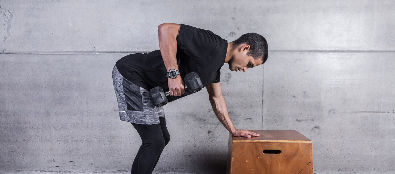 homem executando o exercício remanda