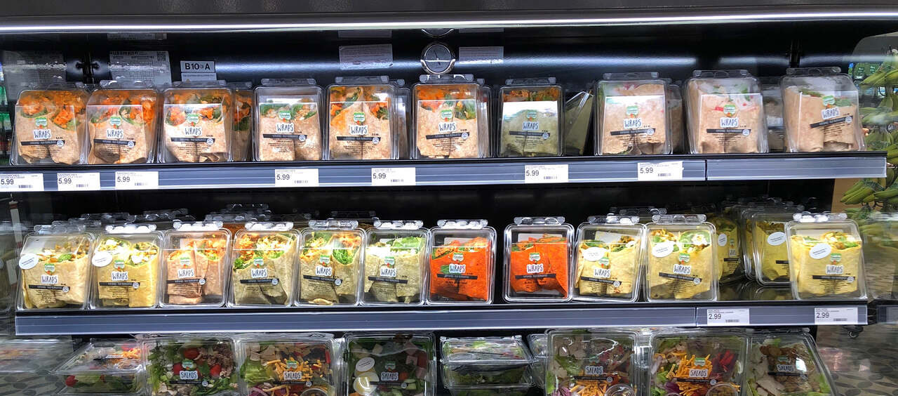 prateleiras de mercado refrigeradas com vegetais