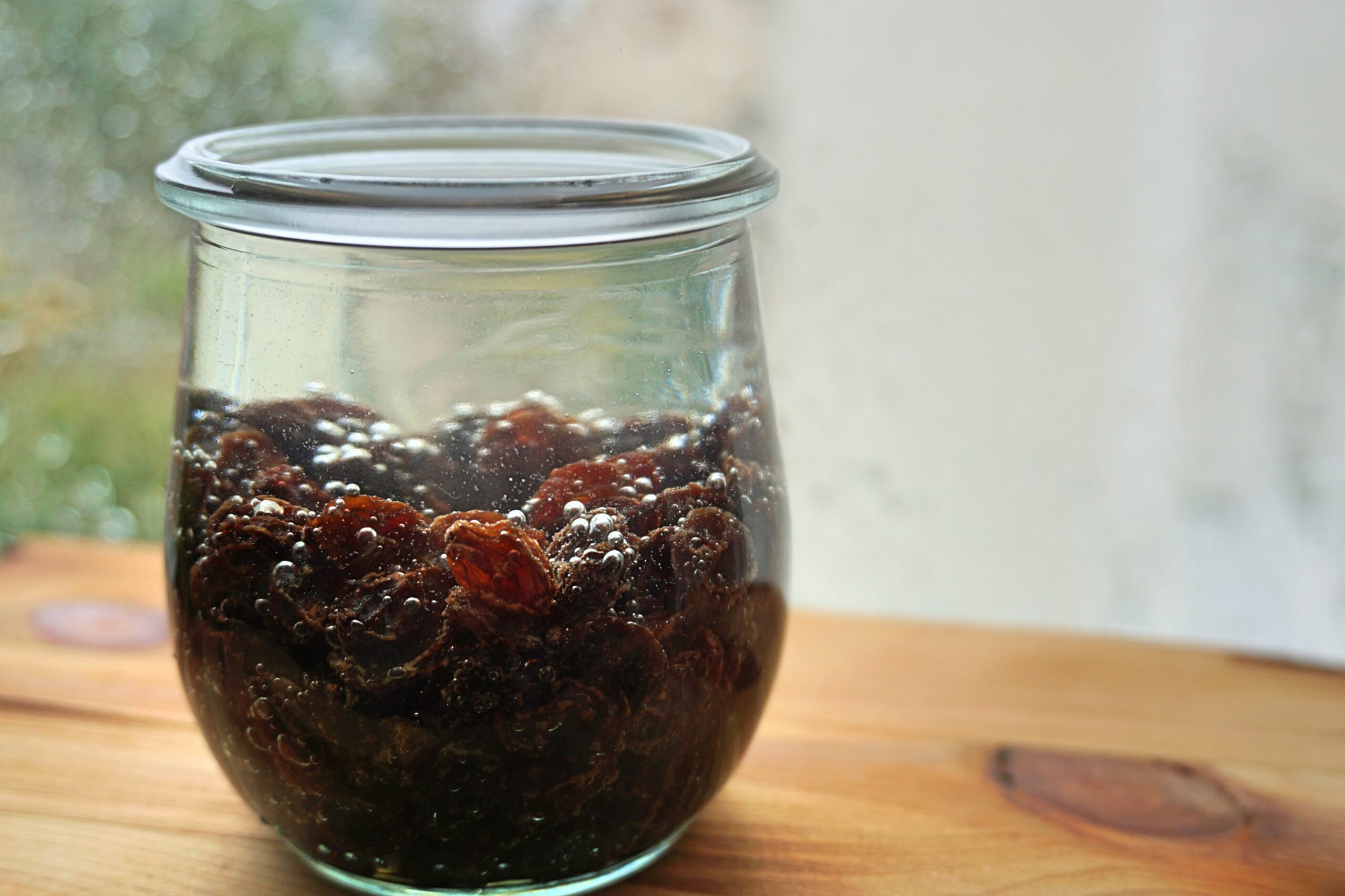 Água de passas emagrece? Conheça a bebida caseira