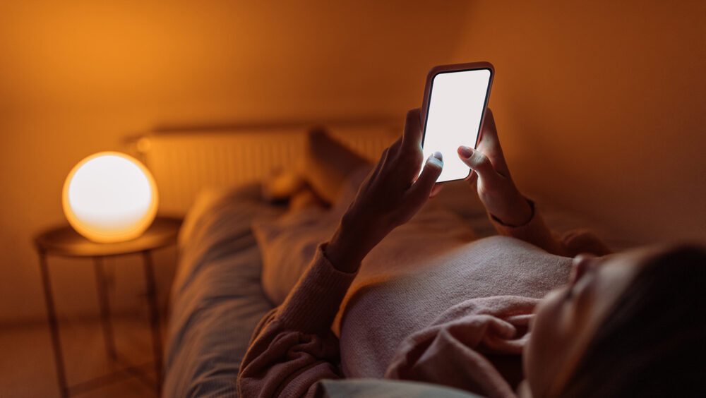 celular próximo dos olhos