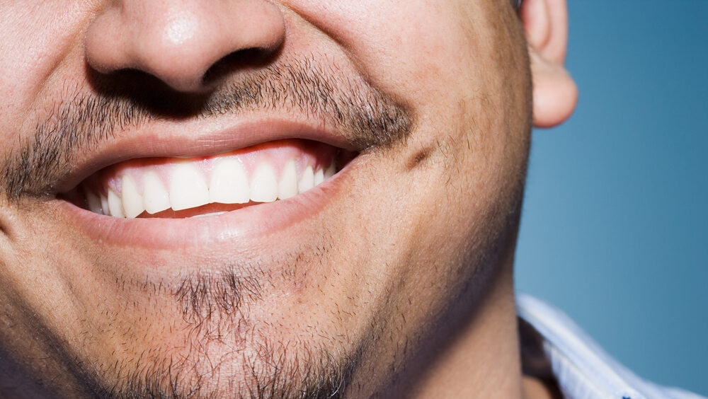 zoom de sorriso masculino